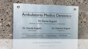 Volete essere visibili anche all’esterno del vostro ufficio, negozio o altro punto commerciale? Un mezzo valido potrebbe essere una targa in alluminio o in plexiglass.
